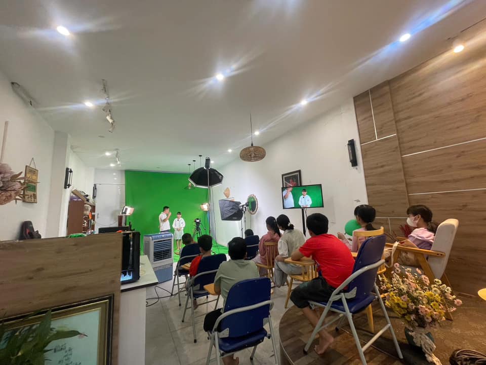 Tại OSE STAR - Các bé được thực hành với studio chuyên nghiệp, trải nghiệm lên hình thực tế