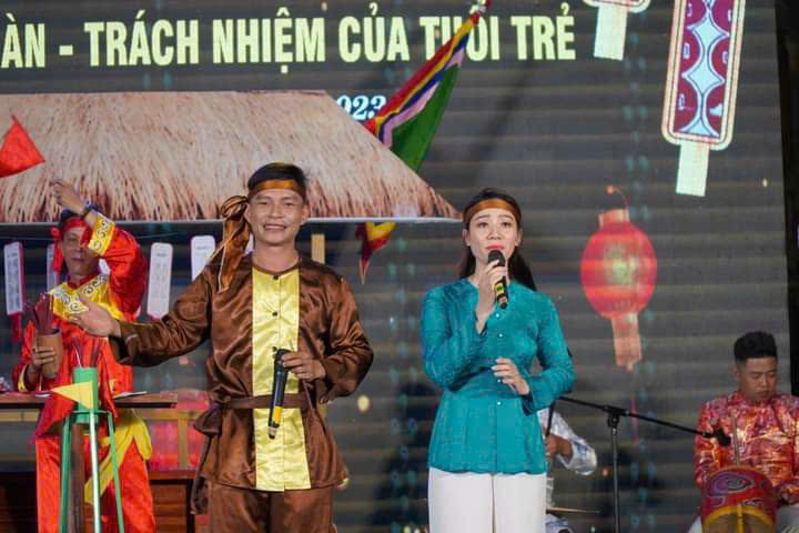 Nghệ nhân hô hát bài chòi Trung Phước (bên trái) luôn tâm huyết loại hình nghệ thuật truyền thống này!